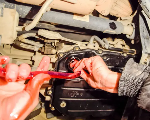 Wymiana oleju w automacie: Jak często i jaką metodą? Poradnik