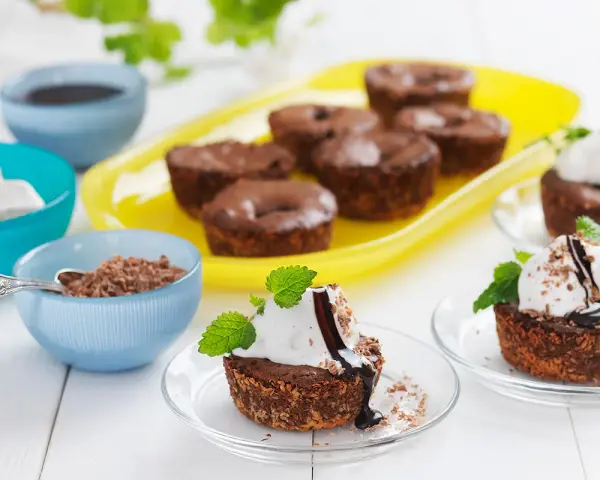 Kladdkakemuffins recept med vaniljglass, chokladsås och mynta. Perfekt för fikat!