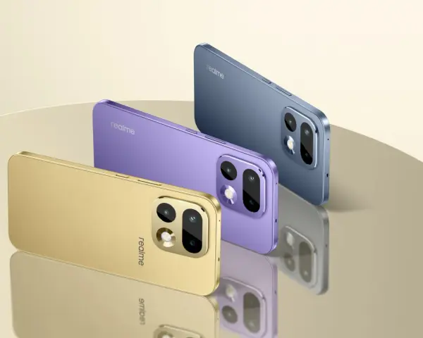 Trzy smartfony marki realme w kolorach złotym, fioletowym i niebieskim prezentują się elegancko. realme to firma znana z innowacyjnych urządzeń.