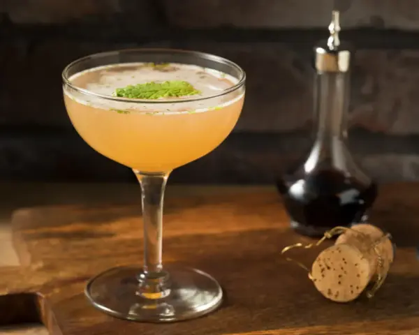Orzeźwiający, old cuban drink z miętą, gotowy do degustacji.