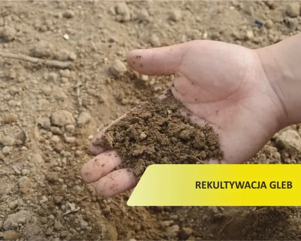 Dłoń trzyma żyzną ziemię, symbolizującą przywrócenie gruntu do produkcji rolnej. Rekultywacja gleb to klucz do urodzaju.