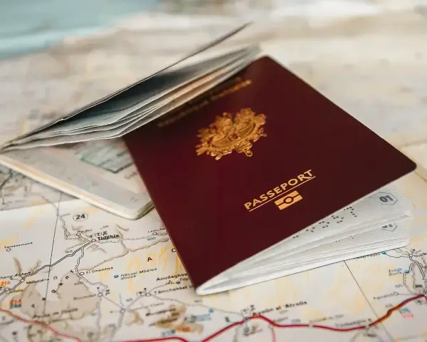 Paszport na mapie, gotowy do podróży. Czy do Turcji potrzebny jest paszport? Dokumenty czekają na przygodę.