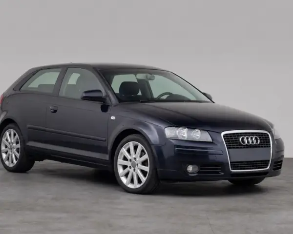 Dunkelblauer Audi A3 1.9 TDI Dreitürer steht auf grauem Boden vor hellem Hintergrund.