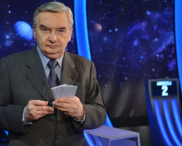Tadeusz Sznuk, prowadzący Jeden z dziesięciu, trzyma karty z numerami.