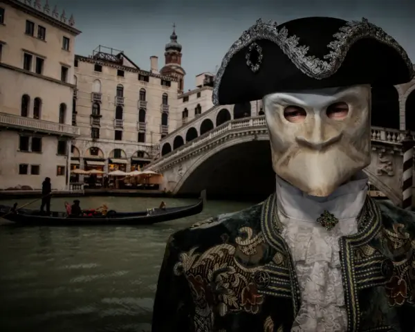 Un uomo mascherato, forse un Casanova a Venezia, con gondola e ponte sullo sfondo.
