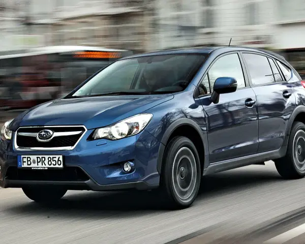 Blauer Subaru XV fährt durch die Stadt. Trotz möglicher Subaru XV Probleme, ein zuverlässiger Begleiter.