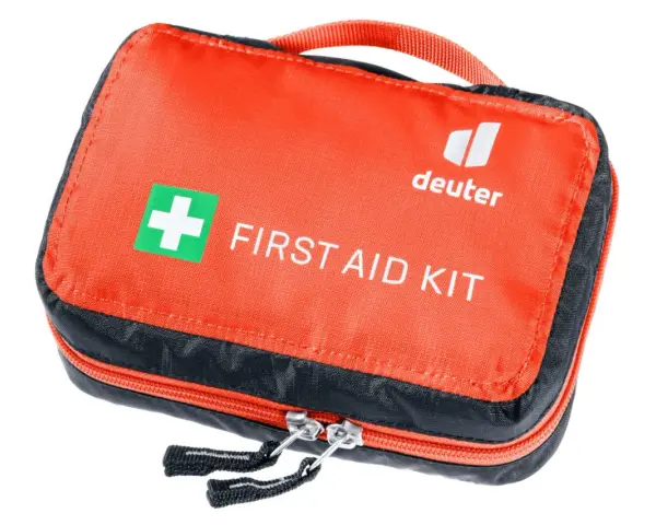Trousse de secours randonnée liste : une trousse orange et noire Deuter avec un logo blanc et une croix verte. Indispensable pour toute aventure.