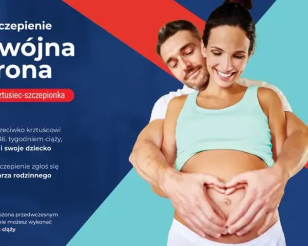 Szczęśliwi rodzice z sercem na brzuchu ciężarnej. Szczepienie przeciwko krztuścowi to podwójna ochrona dla mamy i dziecka.