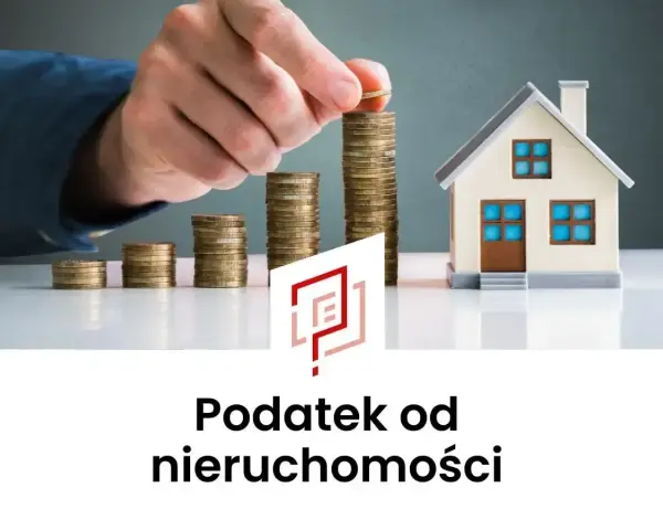 Ręka kładzie monetę na rosnącej stercie, obok domku i logo. Podatek od nieruchomości w trakcie budowy.