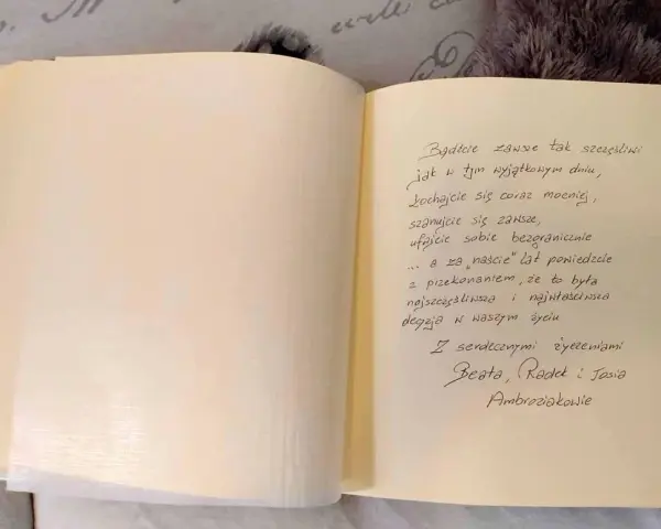 Wpis do księgi pamiątkowej w kościele: życzenia szczęścia, miłości i wzajemnego szacunku na lata.