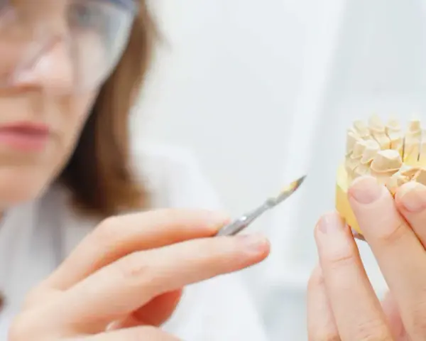 Un odontotecnico cosa fa? Lavora con precisione su un modello di denti, creando protesi e corone perfette.