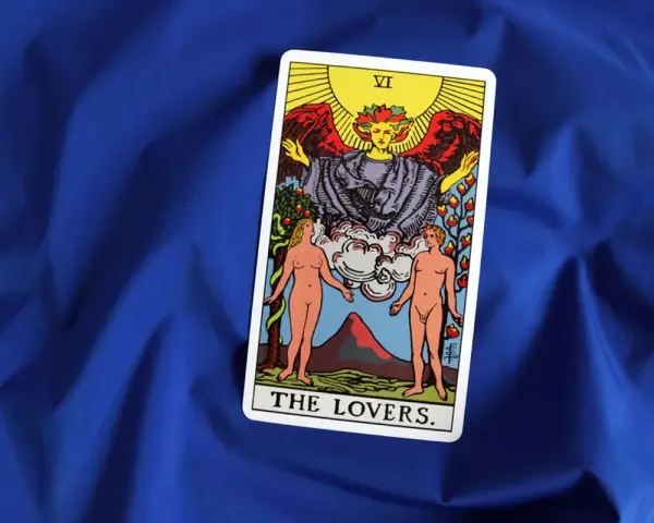 Karta kochankowie tarot uczucia. Adam i Ewa pod skrzydłami anioła, symbolizujący wybory i relacje.