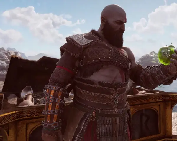 Kratos examina una manzana verde brillante, quizás un tesoro de los cofres de las Nornas de God of War Ragnarok, en un barco.