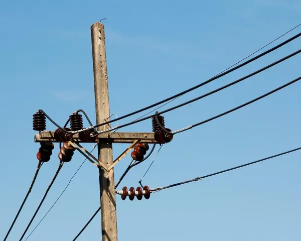 Jak skutecznie pozbyć się słupa energetycznego na działce?