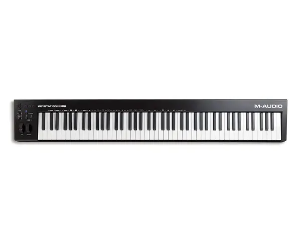 Czarny keyboard M-Audio Keystation 88 MK3 z 88 klawiszami, idealny do tworzenia muzyki.