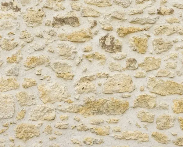 Mur en pierres irrégulières, joint pierre chaux, texture rustique et authentique.