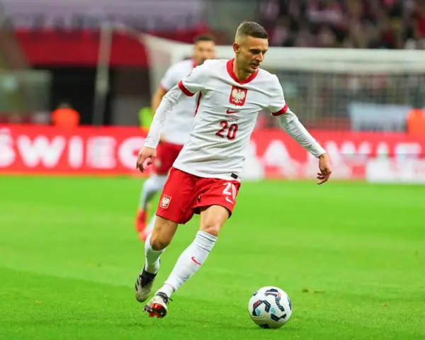 Piłkarz reprezentacji Polski, Stanisław Szymański, w akcji na boisku.