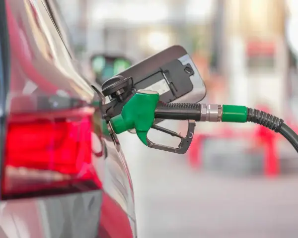 Tankowanie mojego Kia Ceed 1.6 CRDi. Zielona dysza dystrybutora paliwa wlewa diesla do baku.
