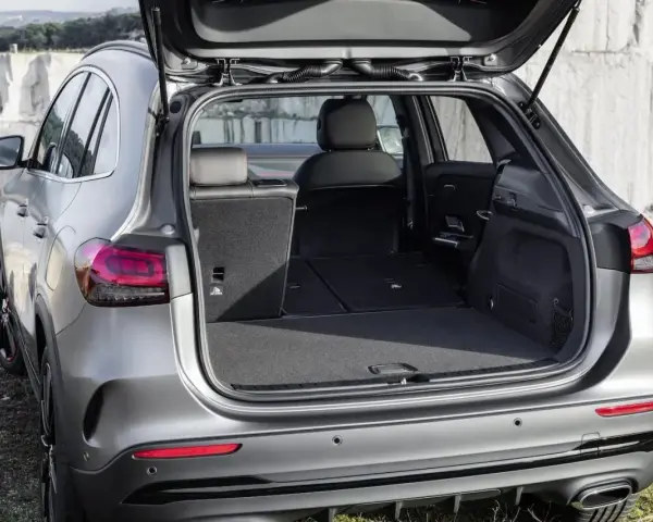 Otwarty bagażnik Mercedes GLA, gotowy na wakacyjne wyjazdy. Dużo miejsca na bagaże i sprzęt sportowy.