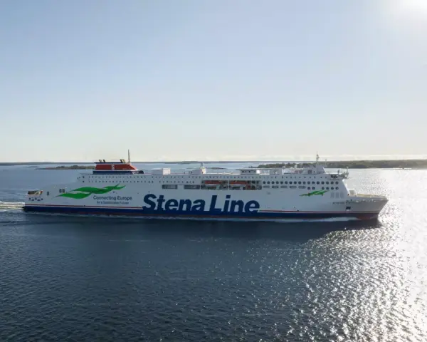 Prom Stena Estelle płynie po spokojnym morzu, tworząc białą smugę. Na burcie widnieje logo Stena Line i napis "Connecting Europe".