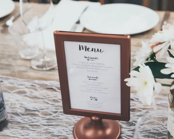 Eleganckie menu na wesele w miedzianej ramce, z włoskimi daniami: Antipasti, Secondi, Dolci.
