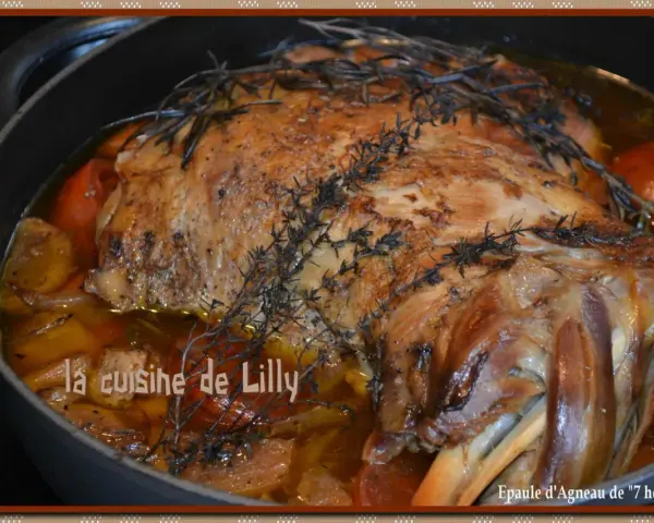 Épaule d'agneau rôtie dans un plat avec des herbes et des légumes.