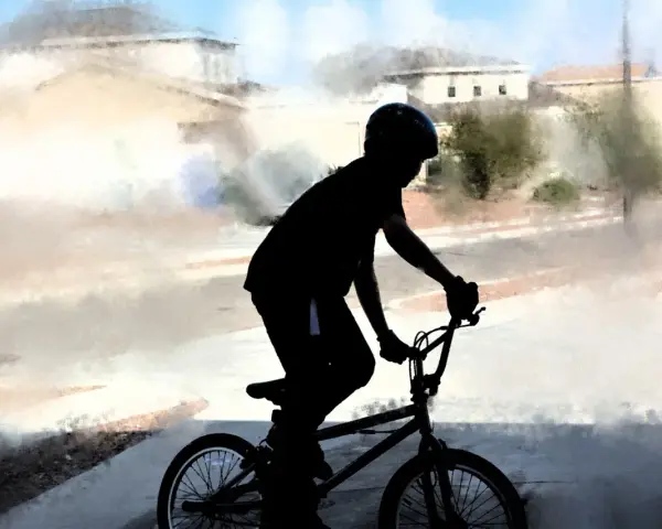 Chłopiec w kasku na rowerze BMX, gotowy na trening. Idealny posiłek przedtreningowy to energia do jazdy!