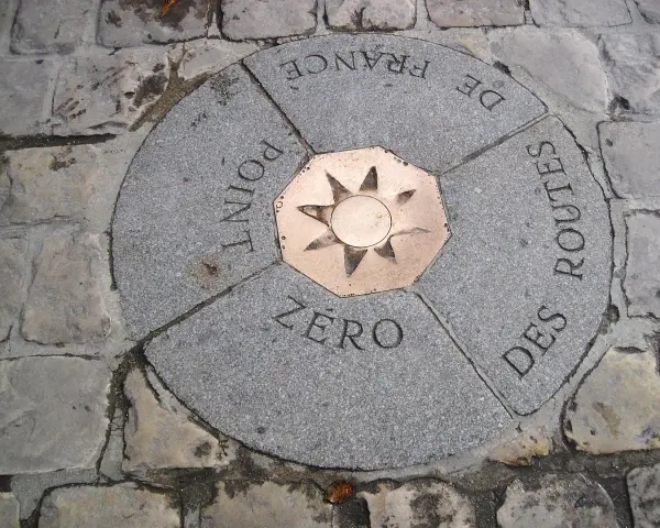 Point Zéro, point de départ de toutes les routes de France, gravé sur la pierre.