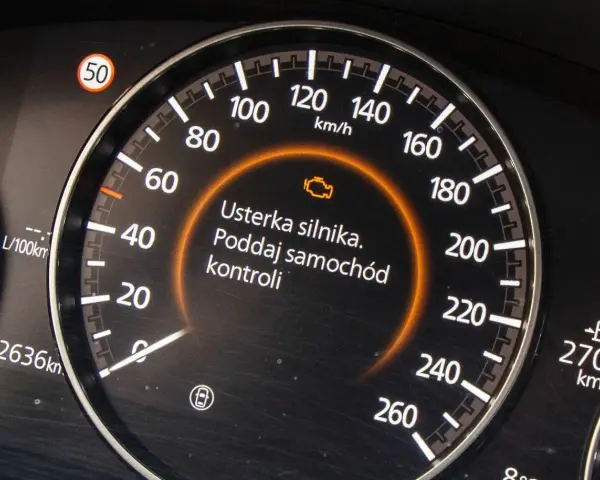 Na desce rozdzielczej świeci się kontrolka "usterka silnika", informując o konieczności wizyty w serwisie. To sygnał, że auto jest w trybie awaryjnym.