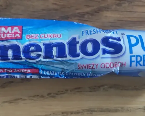 Opakowanie gumy do żucia Mentos Pure Fresh, bez cukru. Idealne na świeży oddech, z płynną esencją. Niskie mentos kcal.