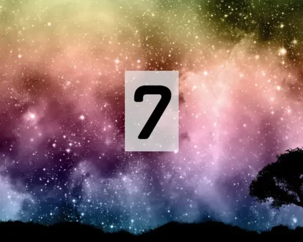 Gwieździste niebo w odcieniach zieleni, różu i fioletu. Na pierwszym planie sylwetka drzewa i numerologiczna 7.