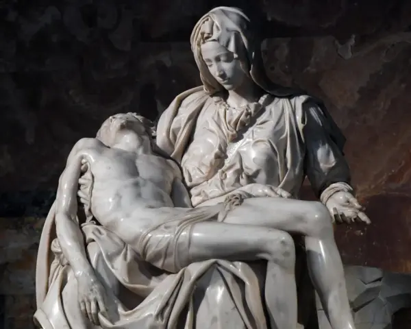 La Pieta, visage de douleur et d'amour maternel, la Vierge Marie tenant le corps du Christ.