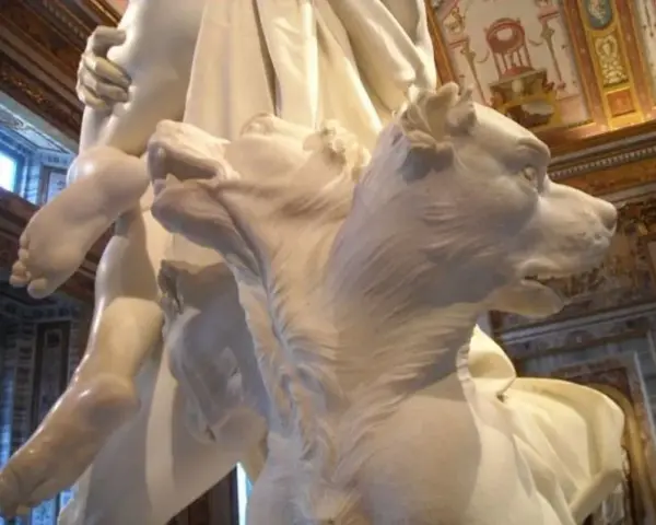 Sculpture de marbre : Pluton enlève Proserpine, gardés par Cerbère, le chien à trois têtes.