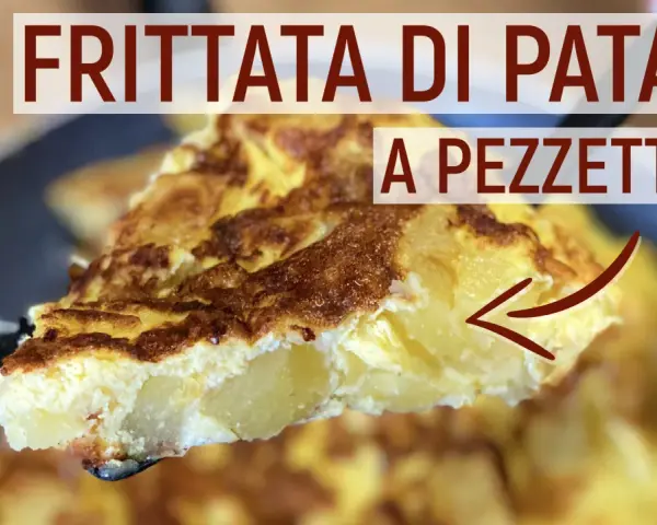 Una fetta di frittata di patate dorata e soffice, con patate a pezzettoni ben visibili all'interno.