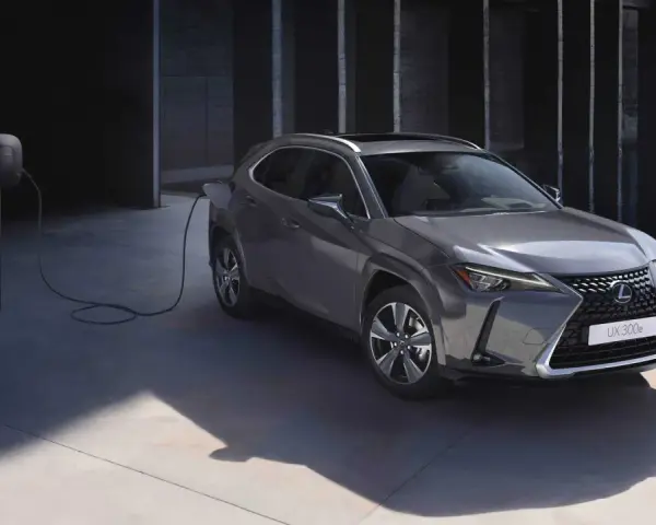 Szary Lexus UX 300e podłączony do ładowarki, gotowy na ekologiczną podróż.