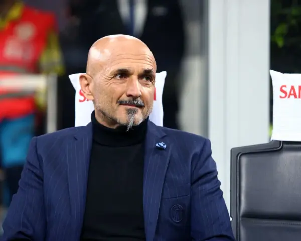 Luciano Spalletti, znany z prowadzenia drużyny Interu, w eleganckim garniturze.
