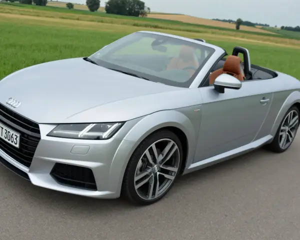 Silberner Audi TT 2.0 Roadster mit braunen Ledersitzen, bereit für eine Fahrt durch die Landschaft.