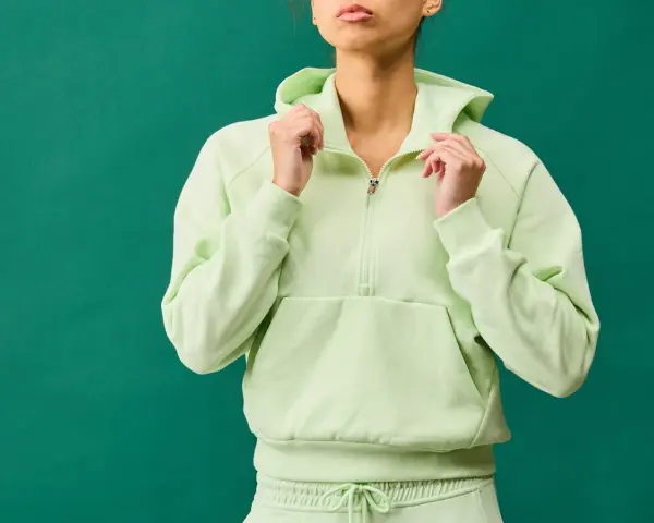 Damskie bluzy treningowe w pastelowym kolorze. Idealne na siłownię i codzienne aktywności.