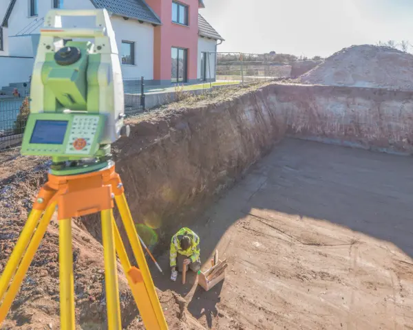 Jak geodeta mierzy działkę? Odkryj tajniki precyzyjnych pomiarów
