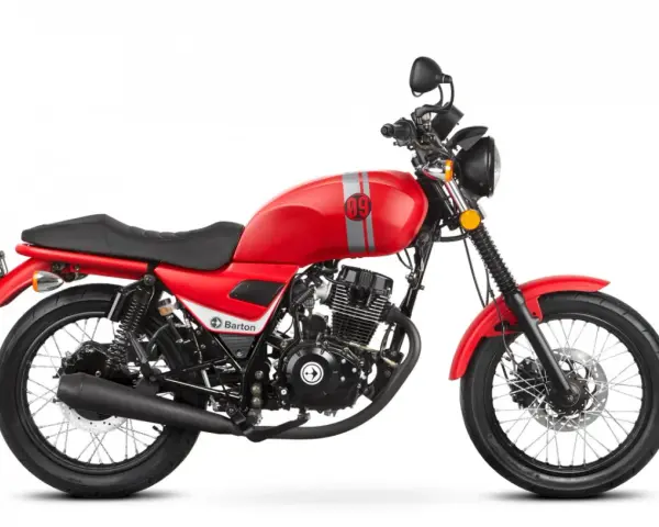 Czerwony motocykl Barton Cafe Racer 125 z klasycznymi szarymi pasami na baku i numerem 09.