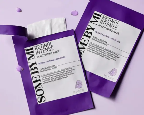 Två SOME BY MI Retinol Intense Reactivating Masks. Dessa masker innehåller retinol och bakuchiol, där det finns två former av vitamin A vilka ger en slätare hud.