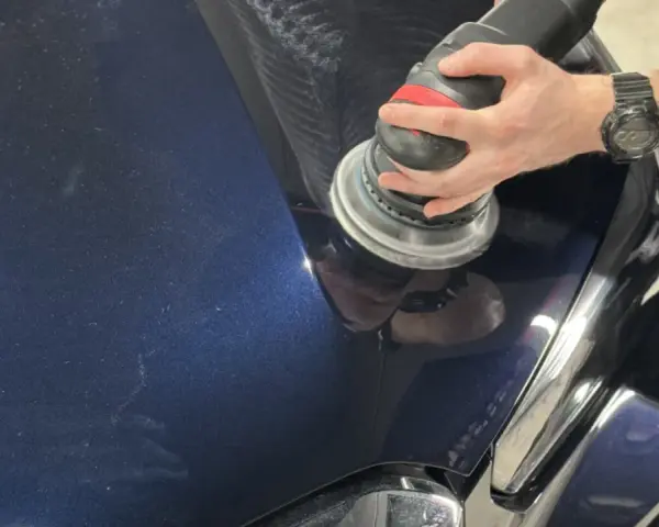 Jak myć auto po ceramice? Ekspert radzi: Trwały blask bez błędów.