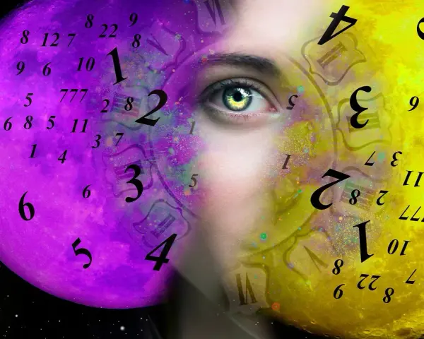 Twarz kobiety z numerologiczną 3 i 7, otoczona fioletowym i żółtym księżycem pełnym liczb i zegarów.