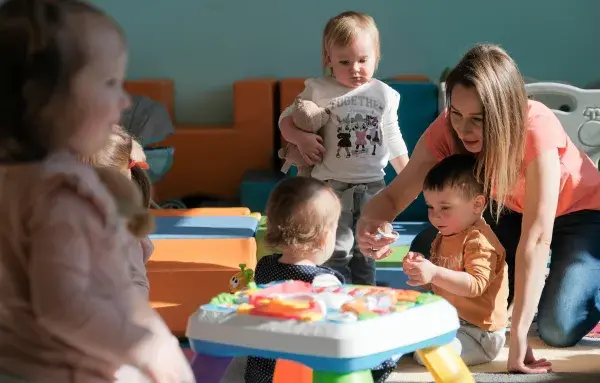 Ile opiekunek w żłobku? Kluczowe przepisy, które musisz znać