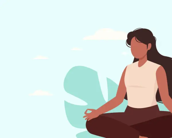 Frau in Lotussitz, Hände im Gyan Mudra. Meditation gegen Angst, um inneren Frieden zu finden. Sanfter Himmel mit Wolken.