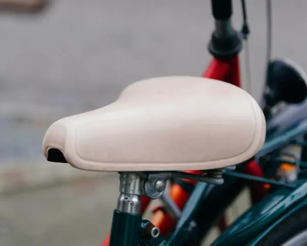 En ljus cykelsadel, redo att byta plats för en bekvämare resa.
