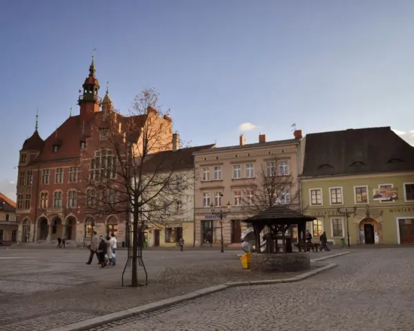 Rynek w Tarnowskich Górach z ratuszem i kamieniczkami.