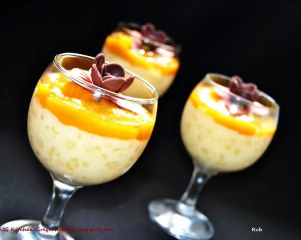 Pyszny deser z tapioki z mango, udekorowany czekoladowym kwiatkiem. Idealny na letnie popołudnie.