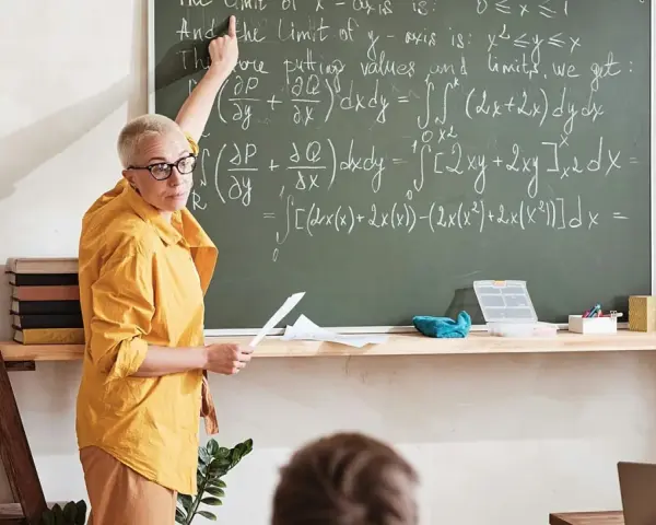 Nauczycielka matematyki w Finlandii tłumaczy skomplikowane wzory. Ciekawe, ile zarabia nauczyciel w Finlandii za taką pracę?