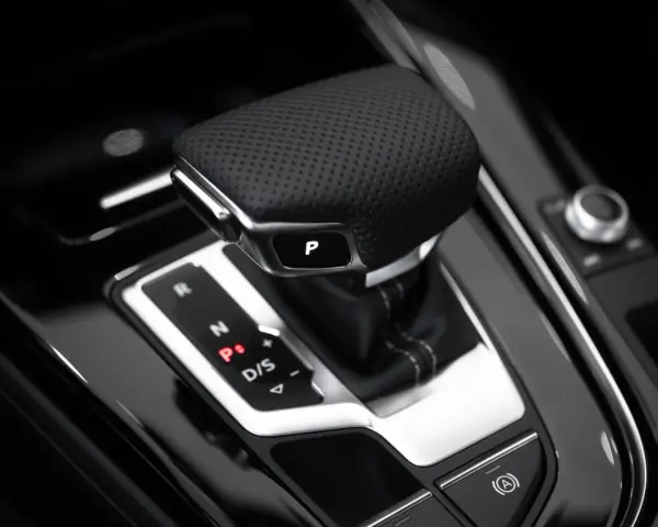 Skórzana gałka zmiany biegów z przyciskiem "P" i oznaczeniami R, N, P, D/S. Elegancki element wnętrza samochodu z technologią tiptronic.